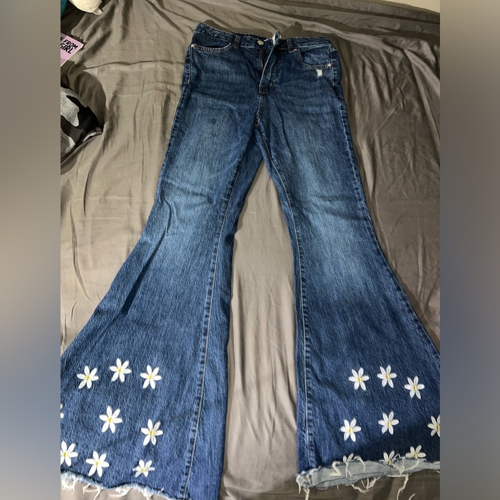 FOREVER 21 Flared daisy denim jeans
